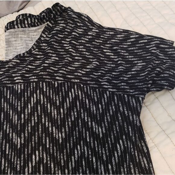 Old Navy Black Whie Pattern Short Sleeve XL - Picture 2 of 7